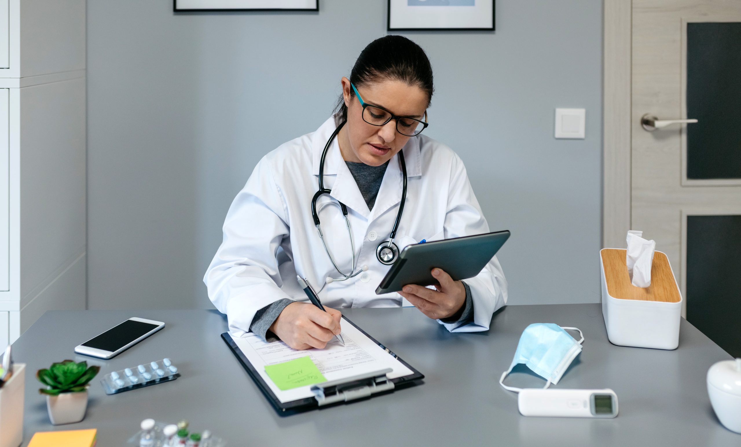Doctor monitoring phentermine use for safe weight loss